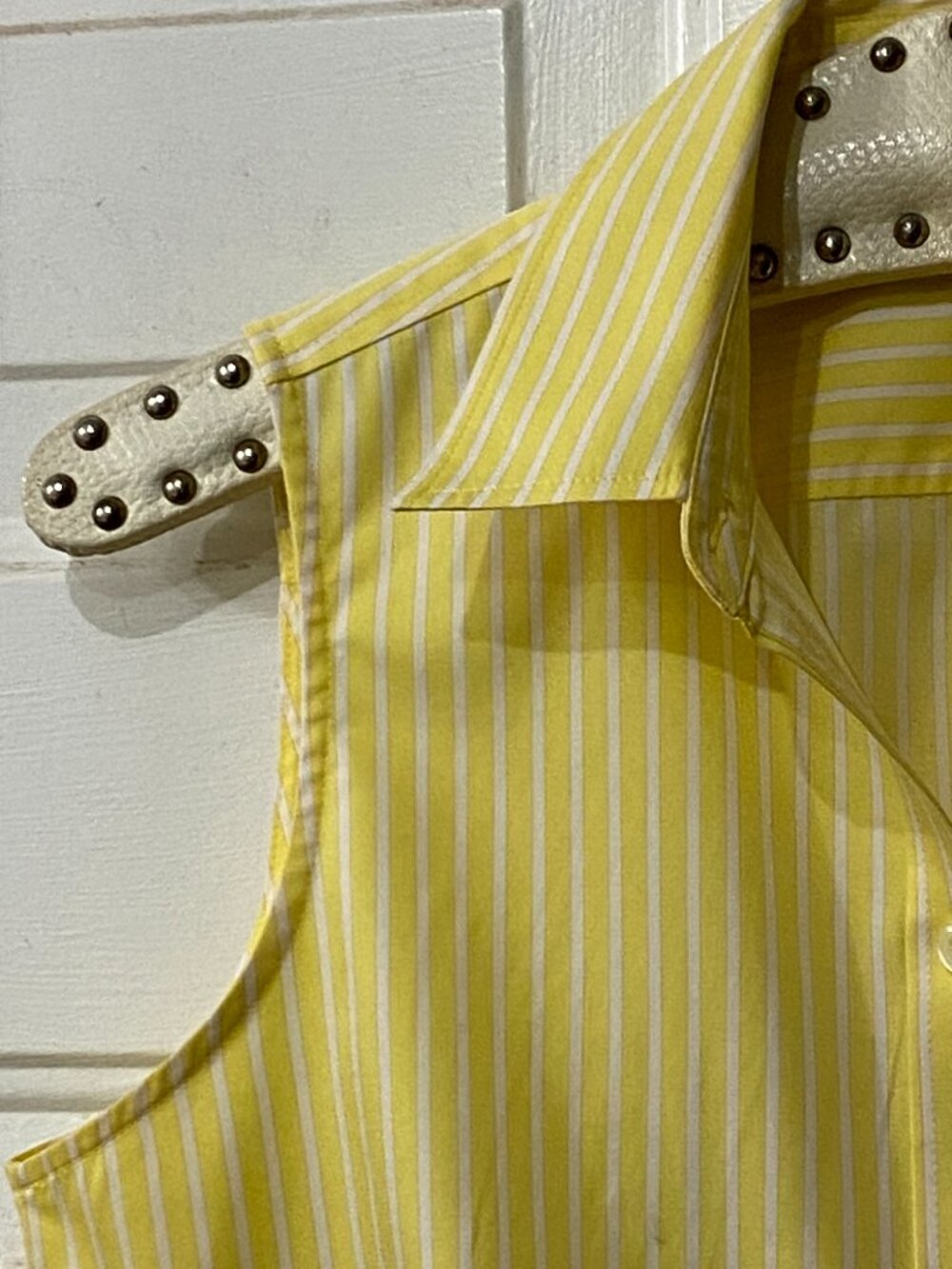 Banana Republic No-Iron Sz 4 Blouse Button Up Sleeveless Yellow/White Striped - Picture 3 of 8